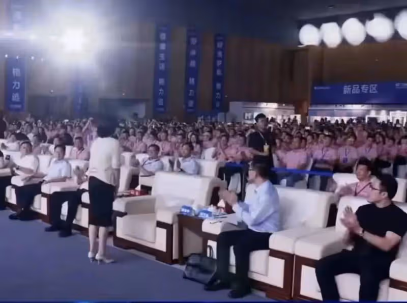 王自如陪同董事長出席戰略發布會,同坐前台彰顯身份,氣場強大
