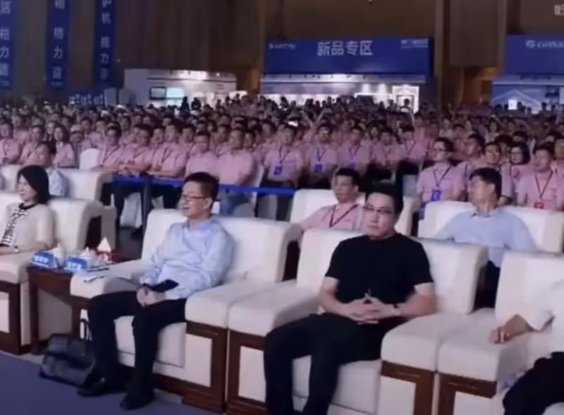 王自如陪同董事長出席戰略發布會,同坐前台彰顯身份,氣場強大