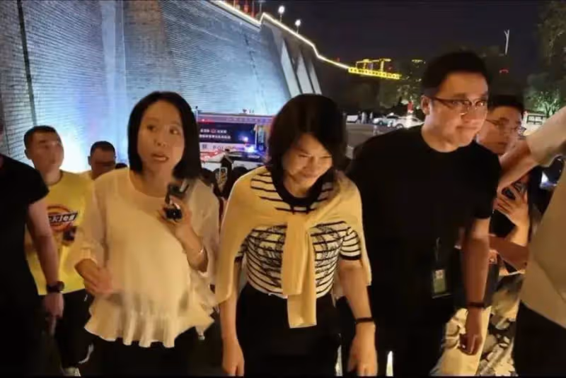 王自如陪同董事長出席戰略發布會,同坐前台彰顯身份,氣場強大