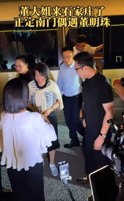 王自如陪同董事長出席戰略發布會,同坐前台彰顯身份,氣場強大