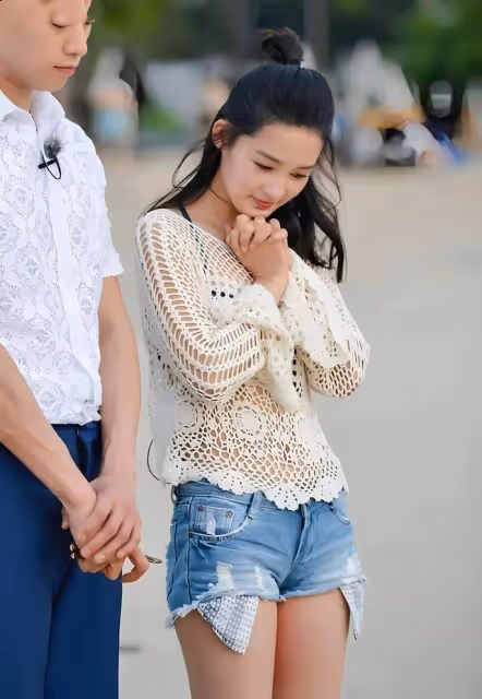 李沁的身材有多撩?看她蹲在沙灘上的樣子,網友:太美了!