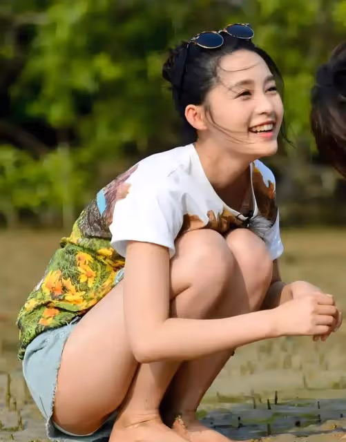 李沁的身材有多撩?看她蹲在沙灘上的樣子,網友:太美了!