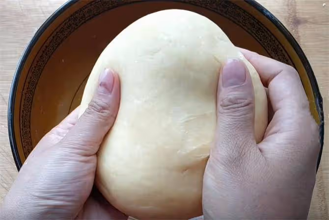 不用烤箱,一碗麵粉,教你在家做麵包,香甜鬆軟,簡單好吃