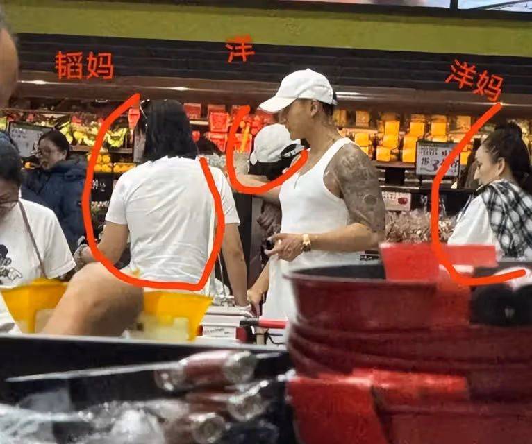網友美國偶遇黃子韜徐藝洋一家,兩人和母親一起逛超市,一家人和睦氛圍引熱議