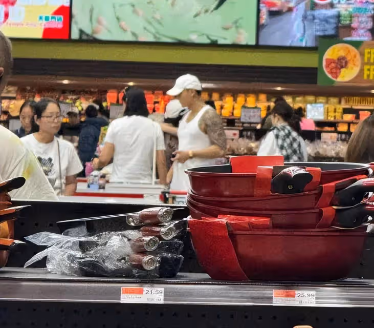 網友美國偶遇黃子韜徐藝洋一家,兩人和母親一起逛超市,一家人和睦氛圍引熱議