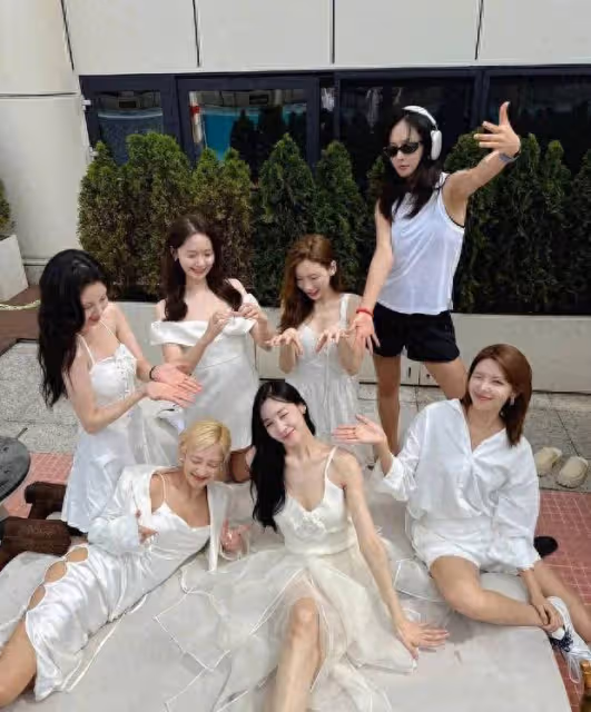 少女時代出道17周年:合照清純靚麗,歲月仿佛繞道而行