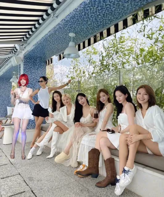 少女時代出道17周年:合照清純靚麗,歲月仿佛繞道而行