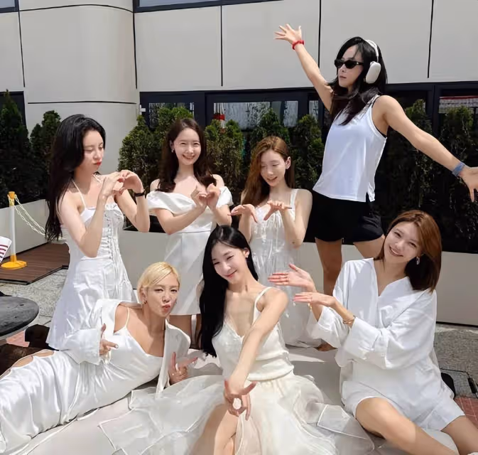 少女時代出道17周年:合照清純靚麗,歲月仿佛繞道而行