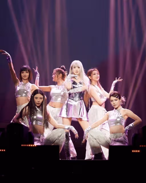 張含韻出道20周年演唱會,趙麗穎送祝福顯情深:張開雙手去飛翔