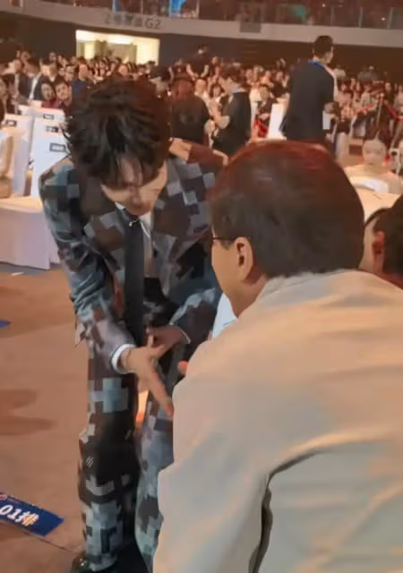 成龍百花獎典禮彎腰和眾星握手獲點贊,張頌文、殷桃未起身遭吐槽
