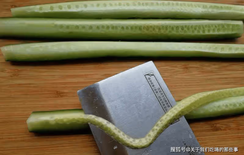 腌黃瓜,別只會用鹽殺水,教您秘製做法,酸辣脆嫩,做一次吃一周