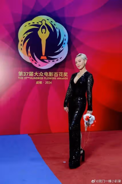56歲寧靜身穿黑色深V裙露出事業線!魔鬼身材性感火辣