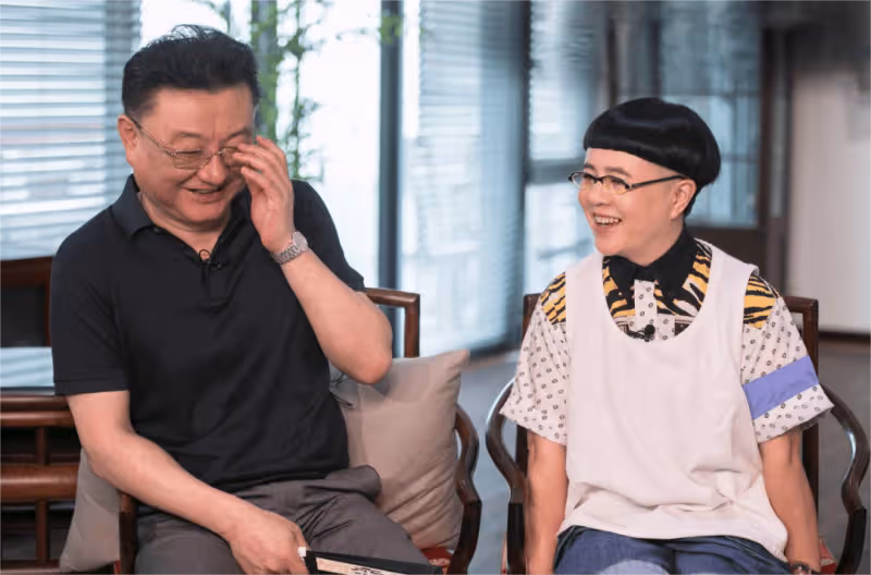 央視這兩人竟是夫妻!「最嚴肅國臉」娶童趣「金龜子」,不般配卻恩愛36年