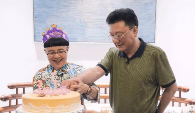 央視這兩人竟是夫妻!「最嚴肅國臉」娶童趣「金龜子」,不般配卻恩愛36年