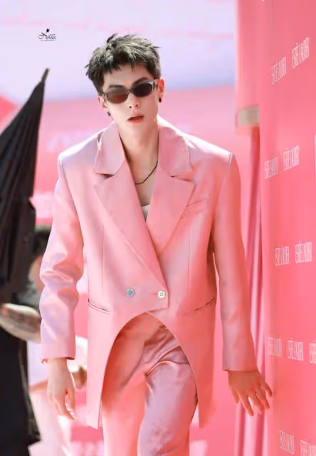 王鶴棣粉西裝亮相,清爽帥氣卻遇尷尬:高溫致發色掉色