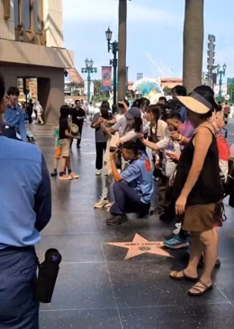 章子怡帶兒女逛環球影城,寵溺拍照包裹嚴實,抗熱又親民!