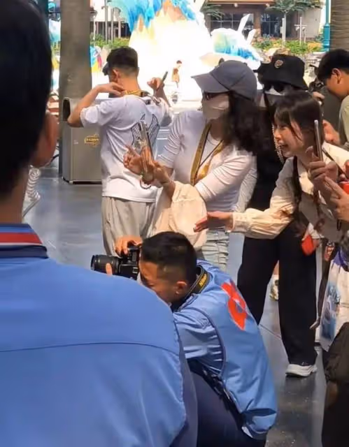 章子怡帶兒女逛環球影城,寵溺拍照包裹嚴實,抗熱又親民!