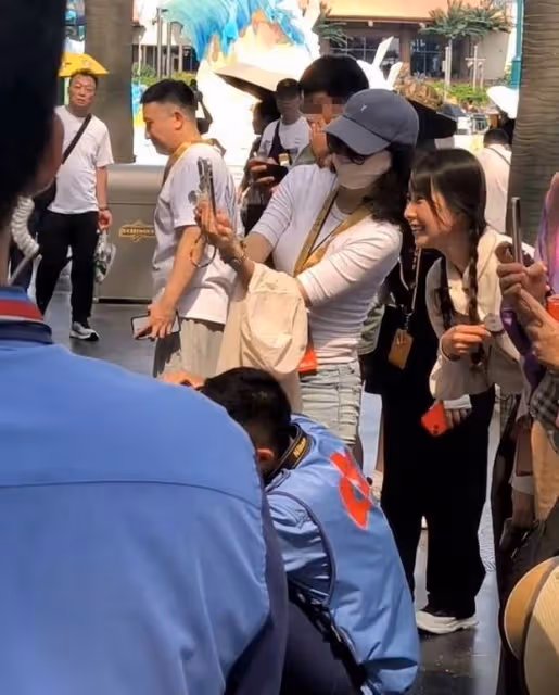 章子怡帶兒女逛環球影城,寵溺拍照包裹嚴實,抗熱又親民!