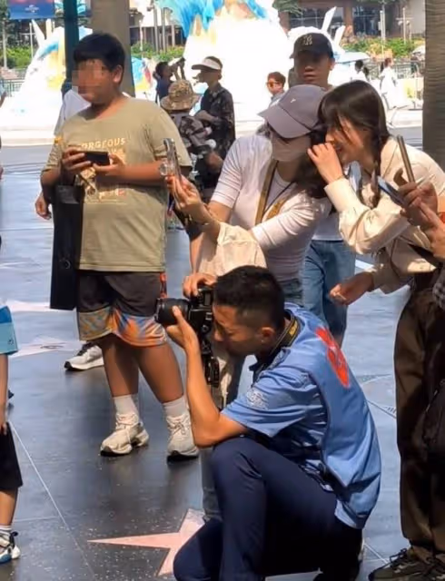 章子怡帶兒女逛環球影城,寵溺拍照包裹嚴實,抗熱又親民!