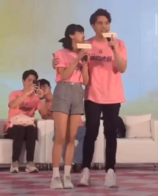 超曖昧!TVB富二代男星與同劇CP小花互動親密,公眾場合無視旁人玩手牽手