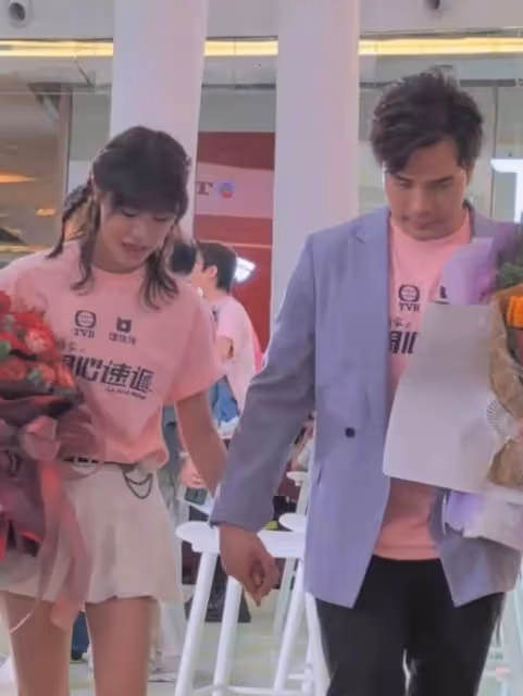 超曖昧!TVB富二代男星與同劇CP小花互動親密,公眾場合無視旁人玩手牽手