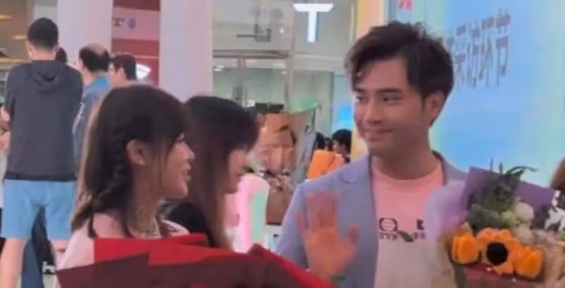 超曖昧！TVB富二代男星與同劇CP小花互動親密，公眾場合無視旁人玩手牽手