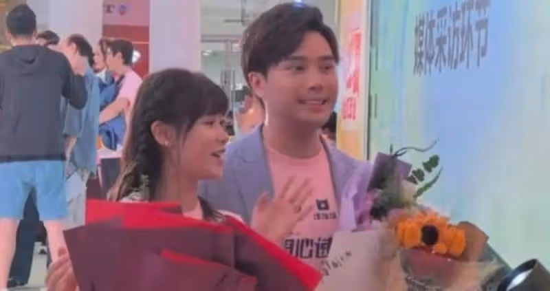 超曖昧！TVB富二代男星與同劇CP小花互動親密，公眾場合無視旁人玩手牽手