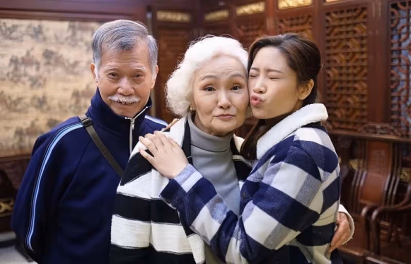 TVB老戲骨退休養病罕露面,耳朵失聰頭髮全白,與老公結婚超50年