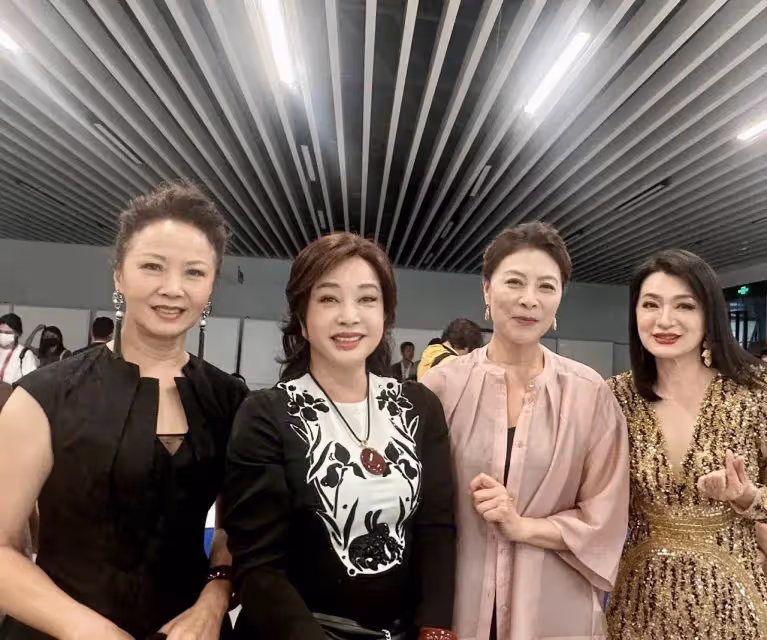 劉曉慶曬百花獎典禮妝容照,稱歸來仍是少年,和生圖差距大引吐槽