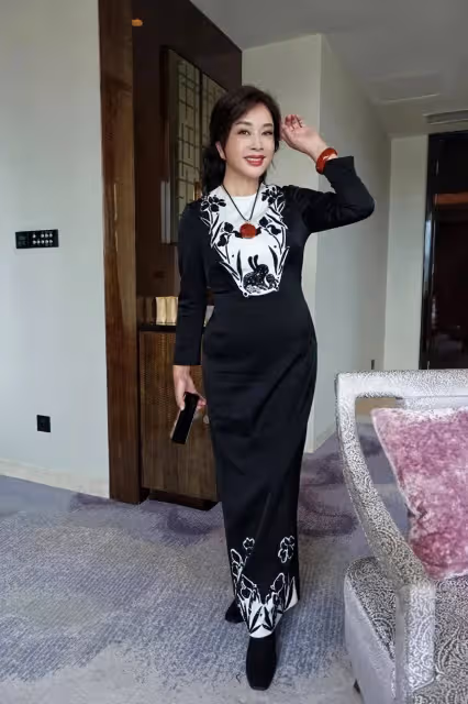 劉曉慶曬百花獎典禮妝容照,稱歸來仍是少年,和生圖差距大引吐槽