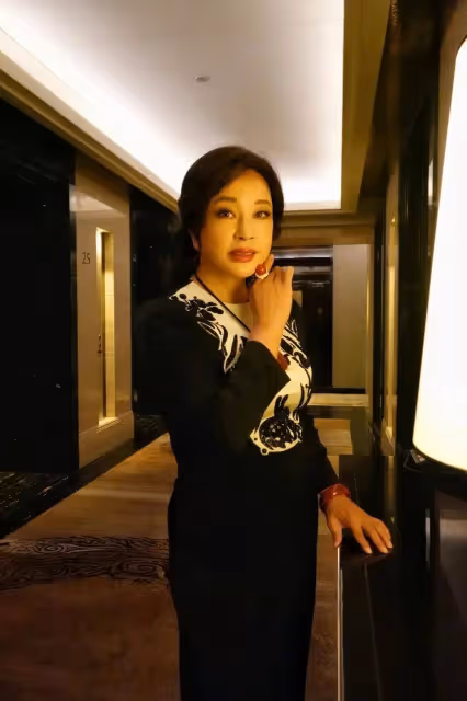 劉曉慶曬百花獎典禮妝容照,稱歸來仍是少年,和生圖差距大引吐槽