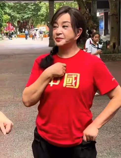 劉曉慶曬百花獎典禮妝容照,稱歸來仍是少年,和生圖差距大引吐槽