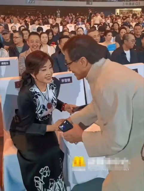 劉曉慶曬百花獎典禮妝容照,稱歸來仍是少年,和生圖差距大引吐槽