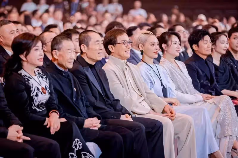 劉曉慶曬百花獎典禮妝容照,稱歸來仍是少年,和生圖差距大引吐槽