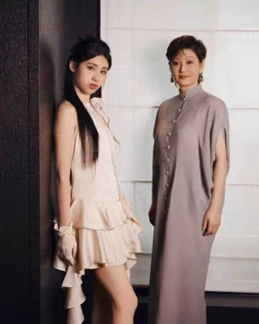 徐帆帶18歲養女徐朵亮相晚宴,弔帶裙裝扮亭亭玉立,星二代風采初現