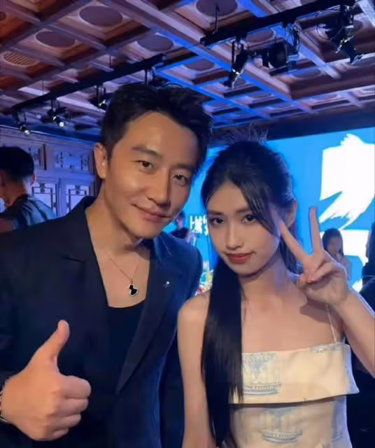 徐帆帶18歲養女徐朵亮相晚宴,弔帶裙裝扮亭亭玉立,星二代風采初現