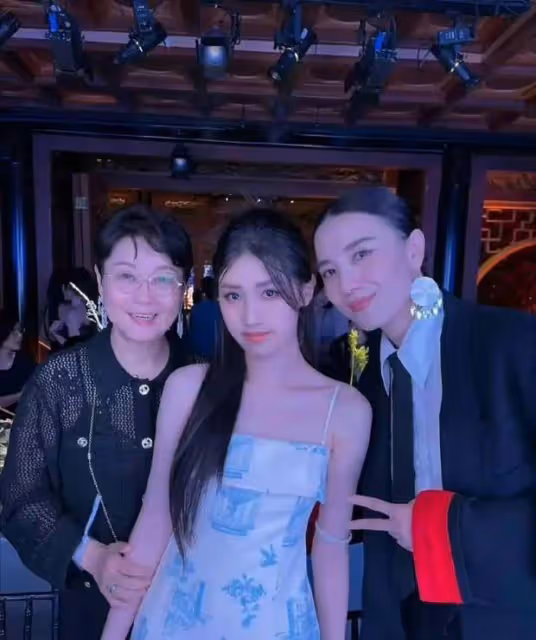 徐帆帶18歲養女徐朵亮相晚宴,弔帶裙裝扮亭亭玉立,星二代風采初現