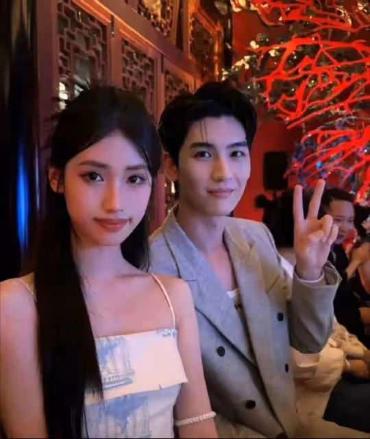 徐帆帶18歲養女徐朵亮相晚宴,弔帶裙裝扮亭亭玉立,星二代風采初現