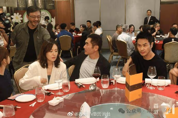 頭貼頭合照闢謠!唐詩詠鄭嘉穎被指晚宴同場零交流