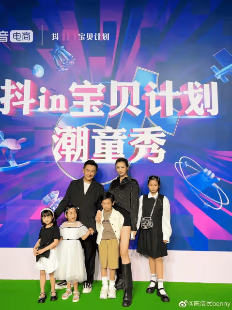 港星陳浩民妻子西班牙度假曬美照!穿比基尼秀身材,卻被批胸下垂