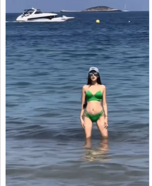 港星陳浩民妻子西班牙度假曬美照!穿比基尼秀身材,卻被批胸下垂