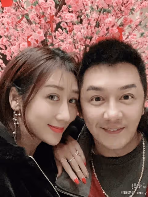 港星陳浩民妻子西班牙度假曬美照！穿比基尼秀身材，卻被批胸下垂