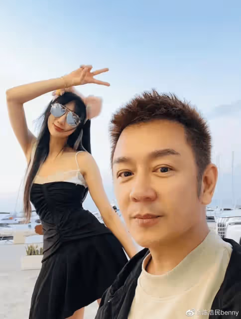 港星陳浩民妻子西班牙度假曬美照！穿比基尼秀身材，卻被批胸下垂