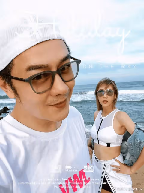港星陳浩民妻子西班牙度假曬美照！穿比基尼秀身材，卻被批胸下垂