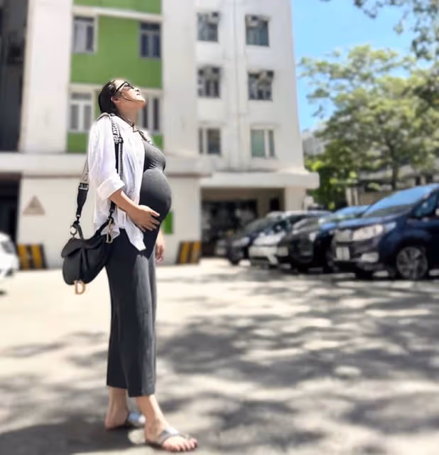 恭喜!知名港星梁家輝大女兒曬照宣布懷孕,上圍變豐滿臨盆在即