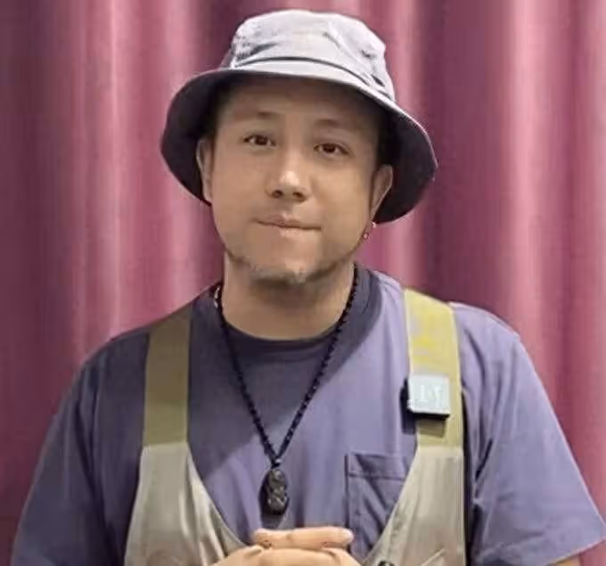 香港男星嘗試復出拍戲，到工地上班太辛苦，因醜聞遭封殺5年
