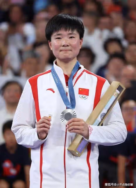 暖心!何冰嬌帶西班牙徽章領獎 祝福傷退對手