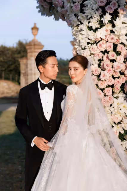 恭喜!30歲香港女星義大利補辦婚禮!富三代老公攬太太細腰接吻
