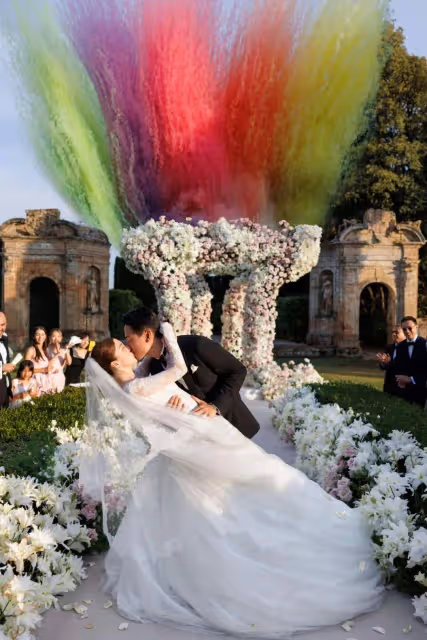 恭喜!30歲香港女星義大利補辦婚禮!富三代老公攬太太細腰接吻