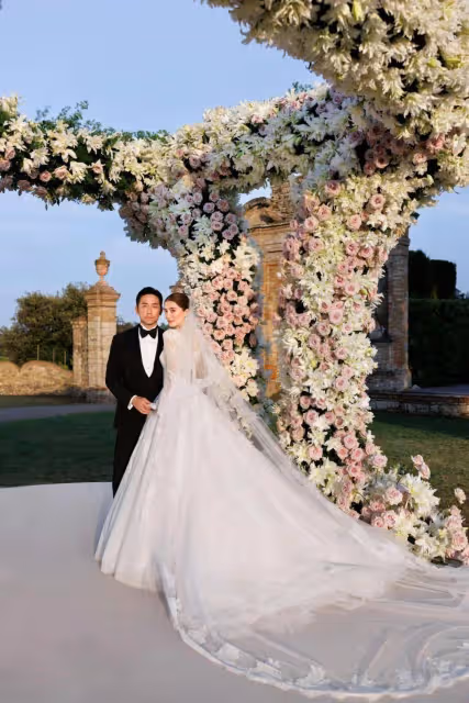 恭喜!30歲香港女星義大利補辦婚禮!富三代老公攬太太細腰接吻